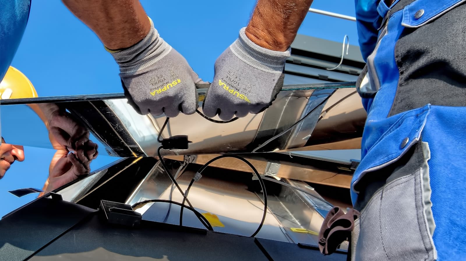 Technicien High Tech Energy entretenant un chauffe-eau solaire aux Antilles