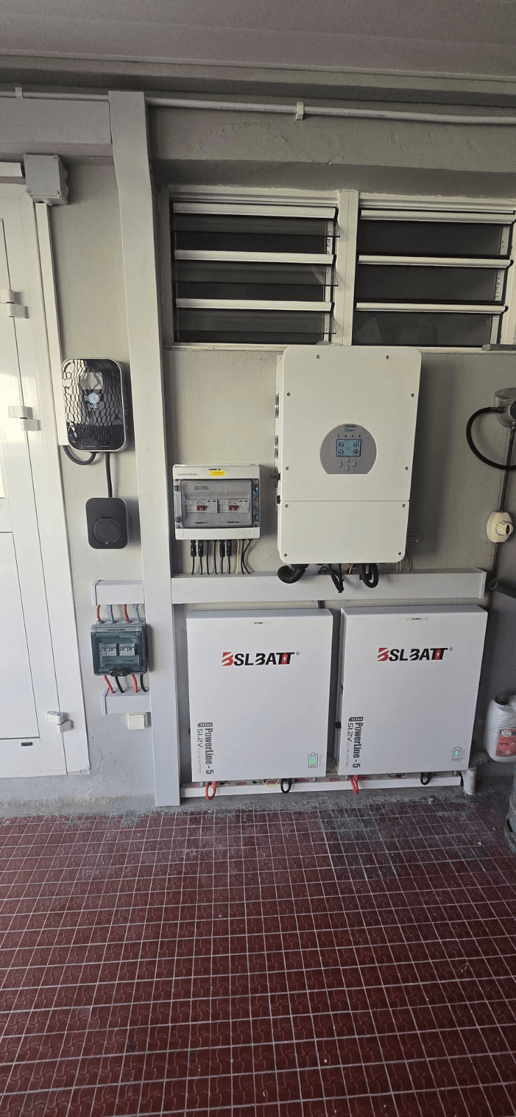 Installation High Tech Energy : onduleur hybride et batteries de stockage BSLBATT PowerLine en local technique