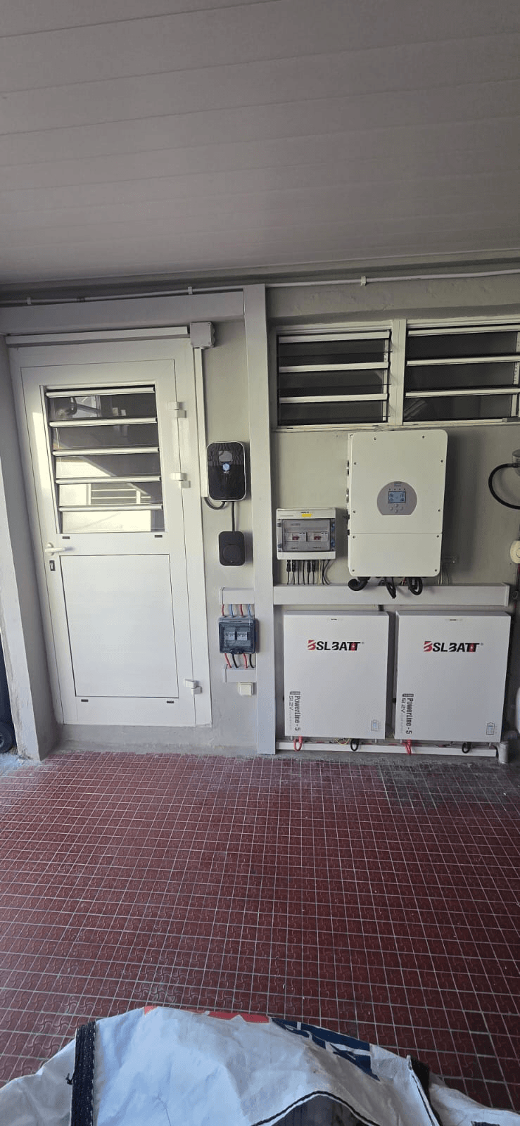 Système photovoltaïque avec batteries de stockage et tableau électrique, réalisation High Tech Energy