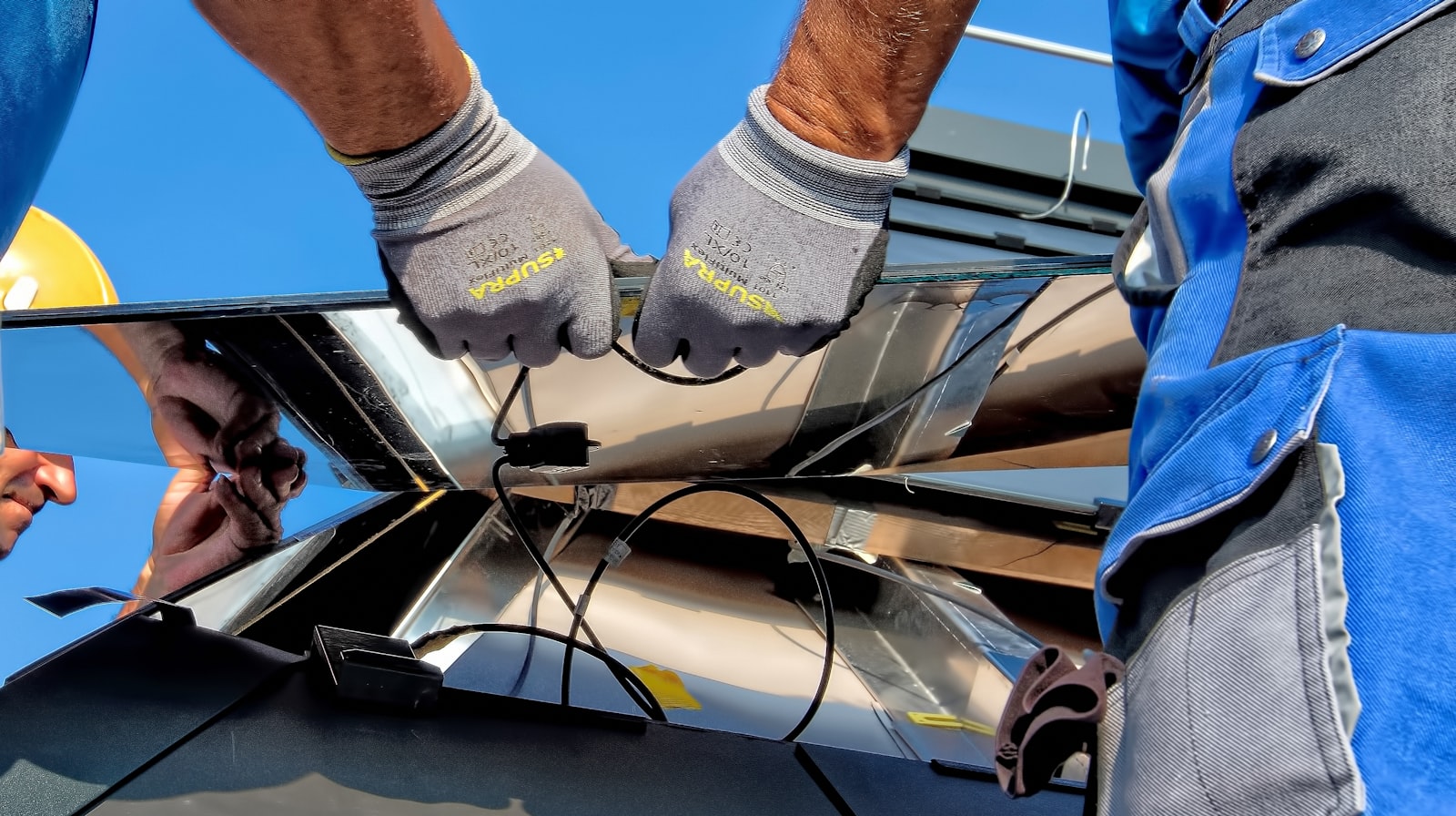 Pose de panneaux solaires fixés sur une toiture tropicale aux Antilles