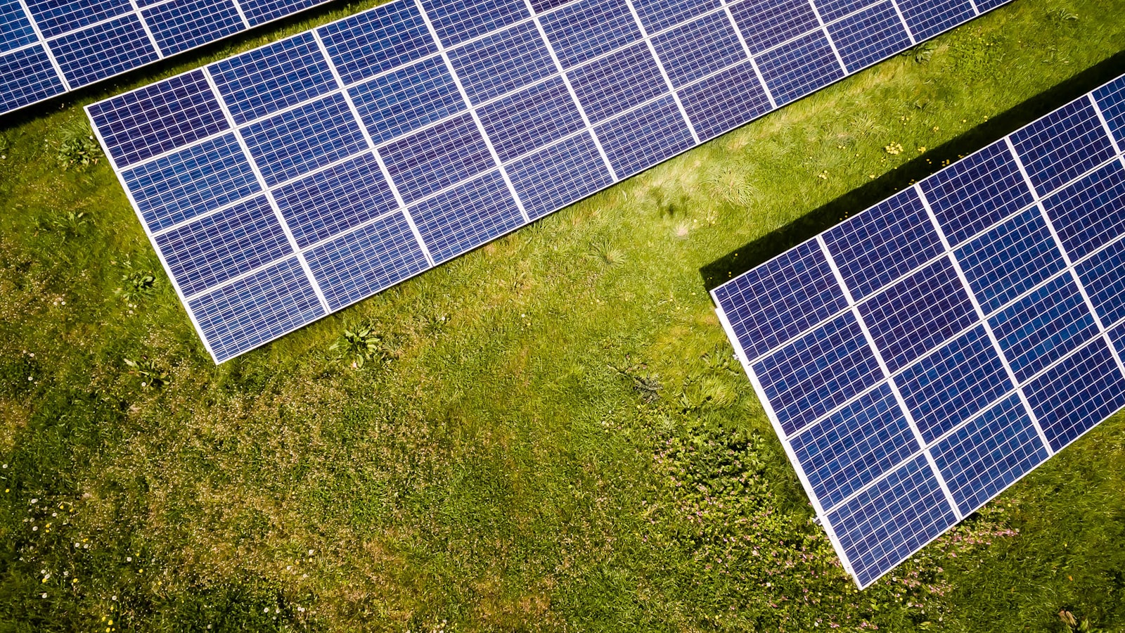 Vue aérienne d'une centrale photovoltaïque aux Antilles