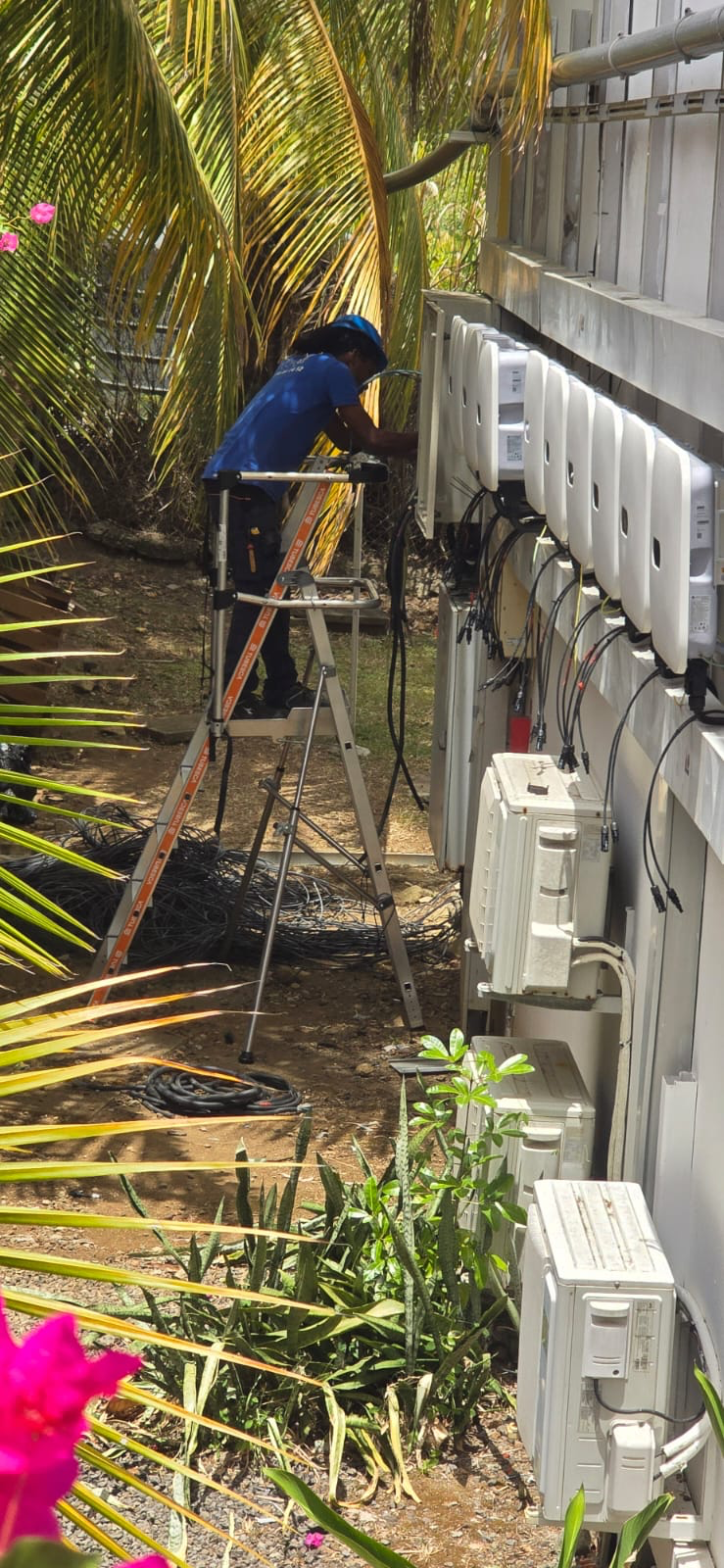 Installation solaire avec batteries et onduleurs réalisée sur un chantier aux Antilles